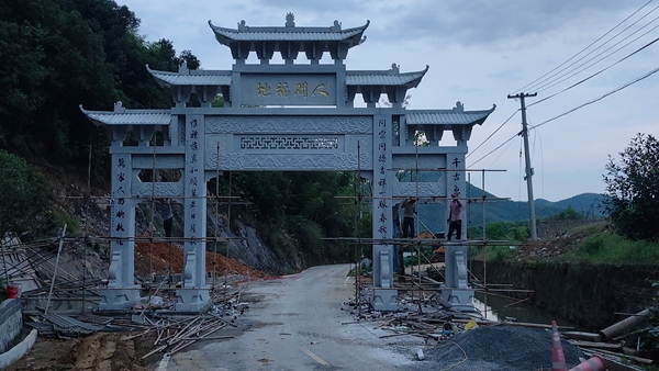 天然石頭山門